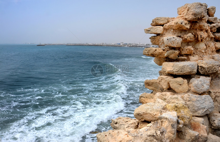 阿拉伯城市附近的西里巴海边美丽的海岸图片