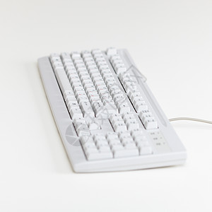 计算机键盘位于表格表面上背景图片