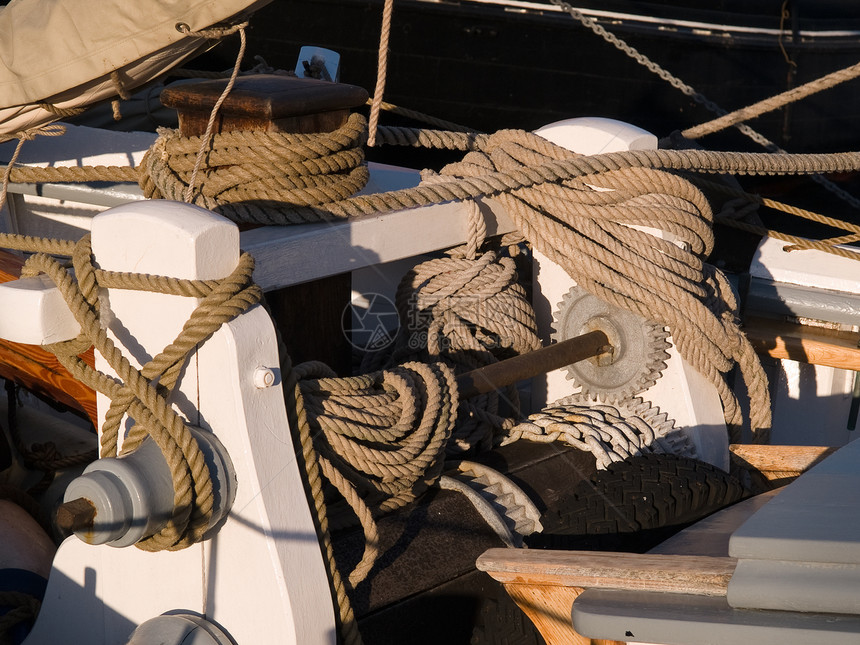 帆船上的Ropes海军血管古董绳索巡航甲板运动木头索具码头图片