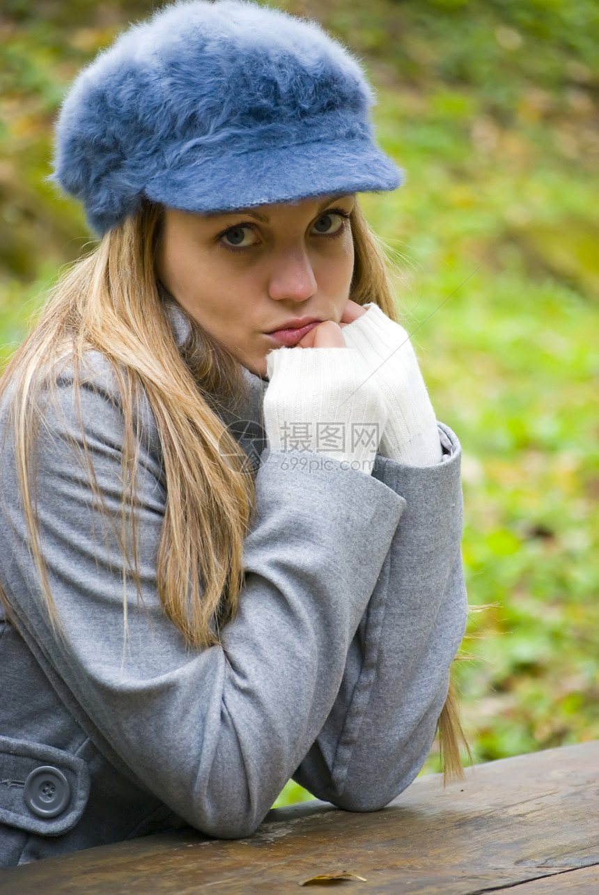 可爱女孩肖像金发女郎金发蓝色情感衣服微笑女性生活幸福帽子图片