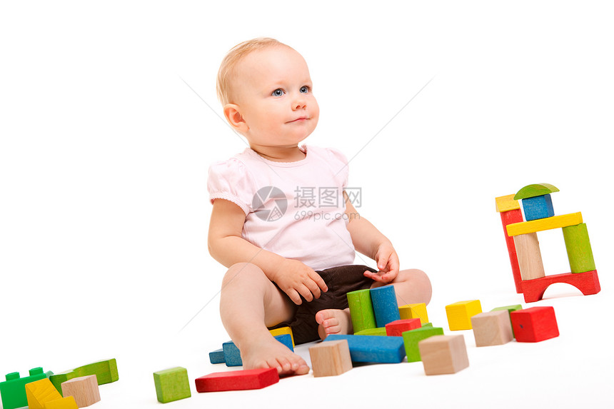 女孩玩砖头游戏房子玩具建筑学婴儿儿童金发白色童年建筑建造图片