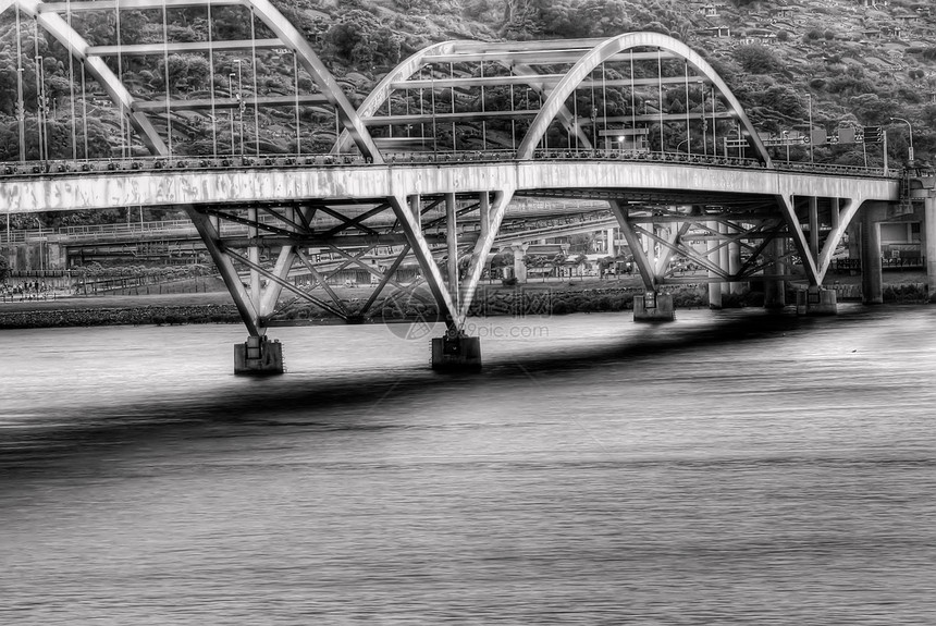 城市中著名的河桥的景象图片