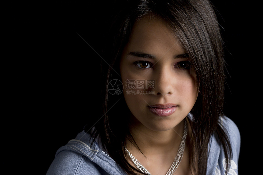 少女的肖像青年黑发青少年女士美丽棕色女孩女性图片