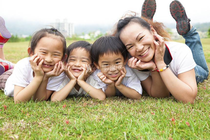 母亲节快乐 母亲和孩子在绿地上与亚洲母亲图片