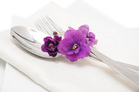 紫色餐具使用紫外线的餐具紫色刀具装饰餐巾棉布酒店思想元素风格亚麻背景