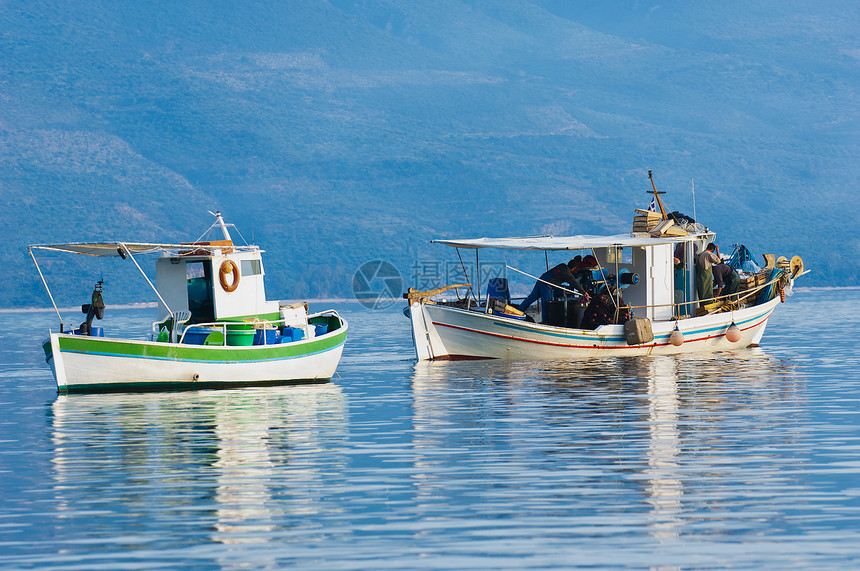 希腊南部一个海湾的两艘渔船图片