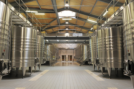 吉伦特现代彩礼生产线城堡储存储存罐酒精增值税红色工厂酒厂农业背景