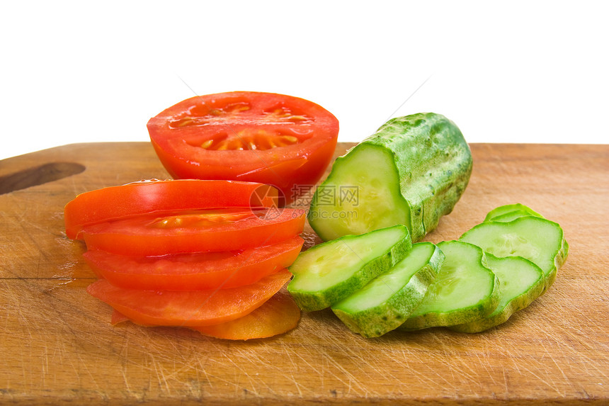 切割板上的黄瓜和番茄切片木板蔬菜食物红色白色绿色图片