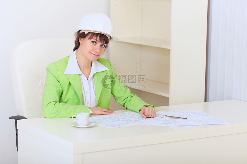 工作场所的女工程师桌子家具设计师椅子老板人士扶手椅女士头盔首席图片