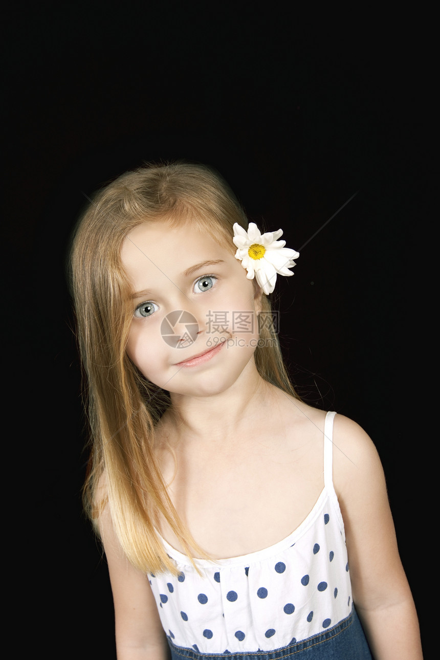 花朵美丽孩子眼睛微笑粉色蓝色情感黑色皮肤裙子椅子图片
