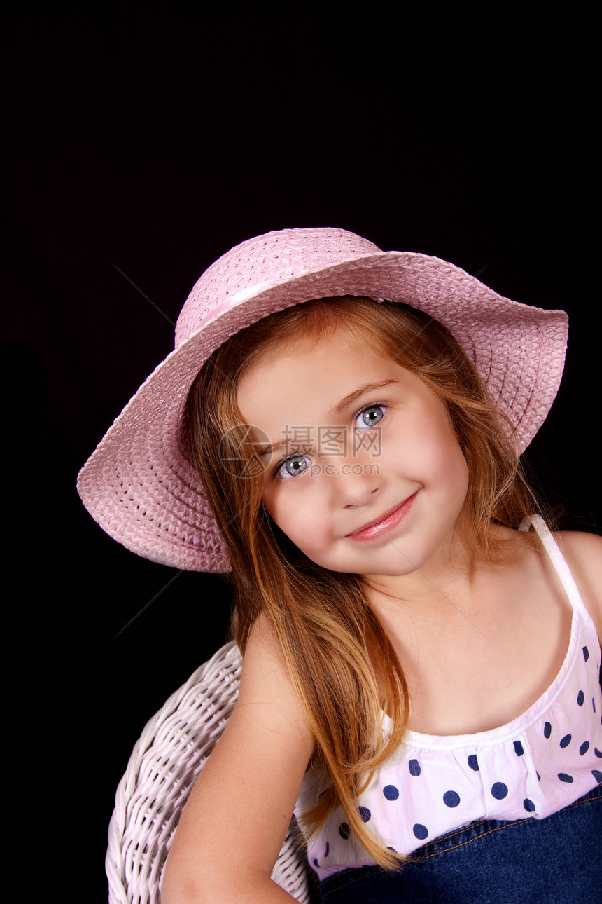 蓝眼睛裙子椅子蓝色帽子孩子粉色微笑眼睛情感黑色图片