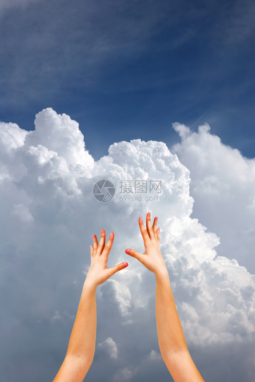 双手在天空中手指多云帮助蓝色图片
