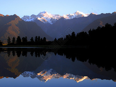 库克山和塔斯曼山在日落的马西森湖中反射背景图片