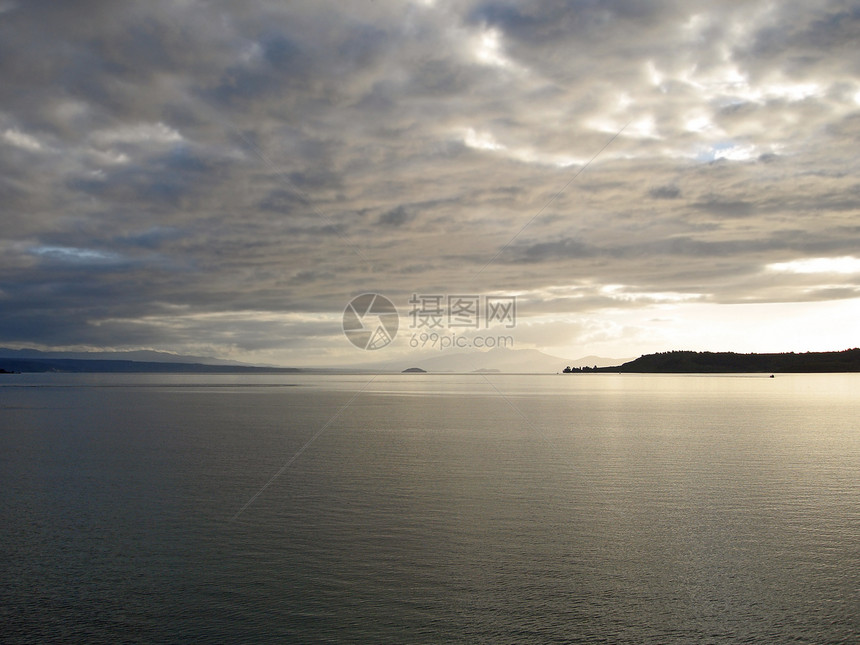 新西兰日落前的陶波湖白迹图片