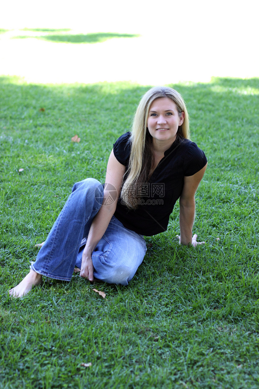 赤脚青年女子在草地上女性女士头发女孩微笑金发公园蓝色眼睛白色图片