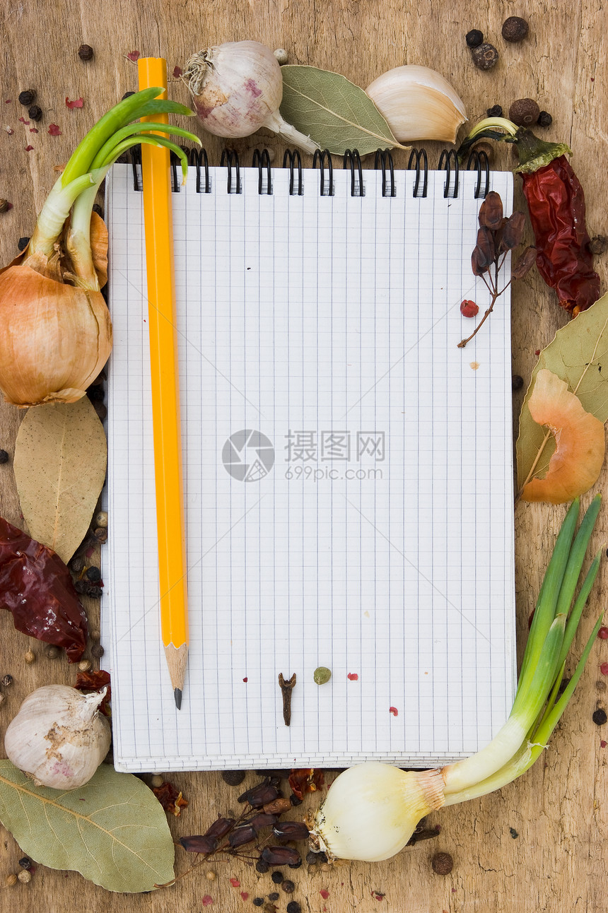 用笔记本写配香料的食谱味道胡椒粒桂冠烹饪菜单种子香菜调味品胡椒草药图片