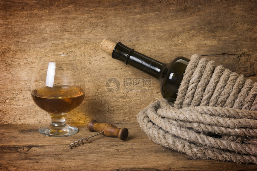用绳子包裹的酒瓶牌匾玻璃木板绳索图片