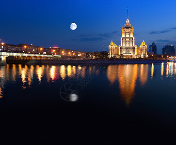 有月亮的晚上莫斯科之夜 莫斯科河 乌克兰酒店房子照明建筑建筑学反射酒店全景地标灯光尖塔背景