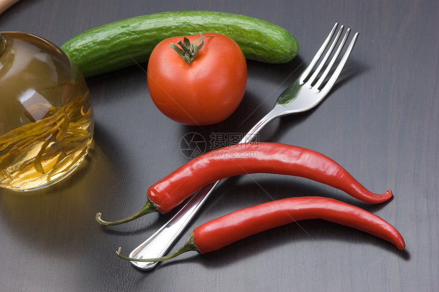 蔬菜和做饭用具红色香料植物胡椒生产烹饪香脂营养辣椒桌子图片