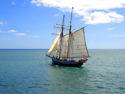 托克劳穿越群岛湾的Tall号船学习桅杆大篷车生活非营利性蓝色海洋天空岛屿正方形背景