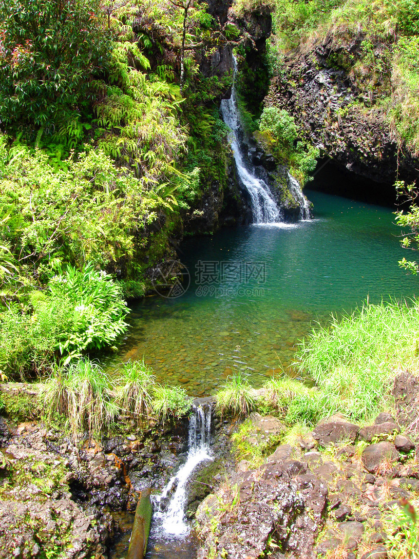 夏威夷毛伊岛Hana公路沿线瀑布绿色岩石悬崖池塘卵石水池热带蓝色风景图片