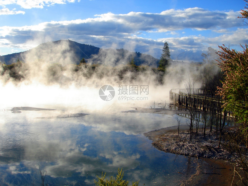 新西兰罗托鲁瓦Kuirau公园地热活动栅栏人行道天空反射沼泽辉光风景树木薄雾蒸汽图片