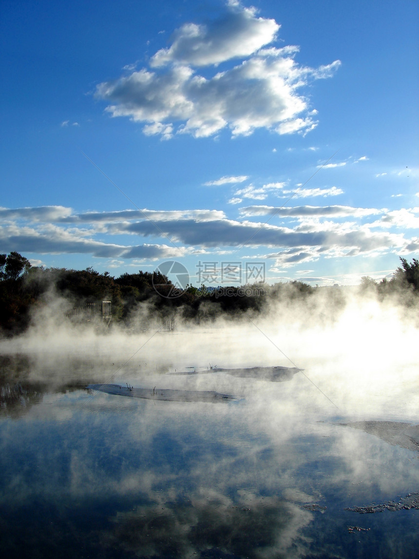 新西兰罗托鲁瓦Kuirau公园地热活动栅栏风景辉光树木公园天空薄雾沸腾沼泽反射图片