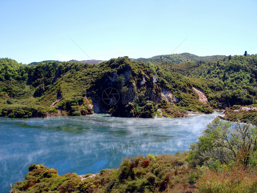 新西兰罗托鲁阿州Waimangu的地热喷口和Stream池塘矿物溪流发泄外芒热液荒野风景沸腾水池图片