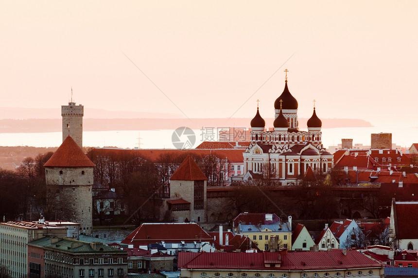 爱沙尼亚塔林老城天际全景建筑学城市地标建筑首都历史场景日落图片