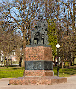 莱因霍尔德贝加斯Kreutzwald 雕像文学作家父亲公园花园背景