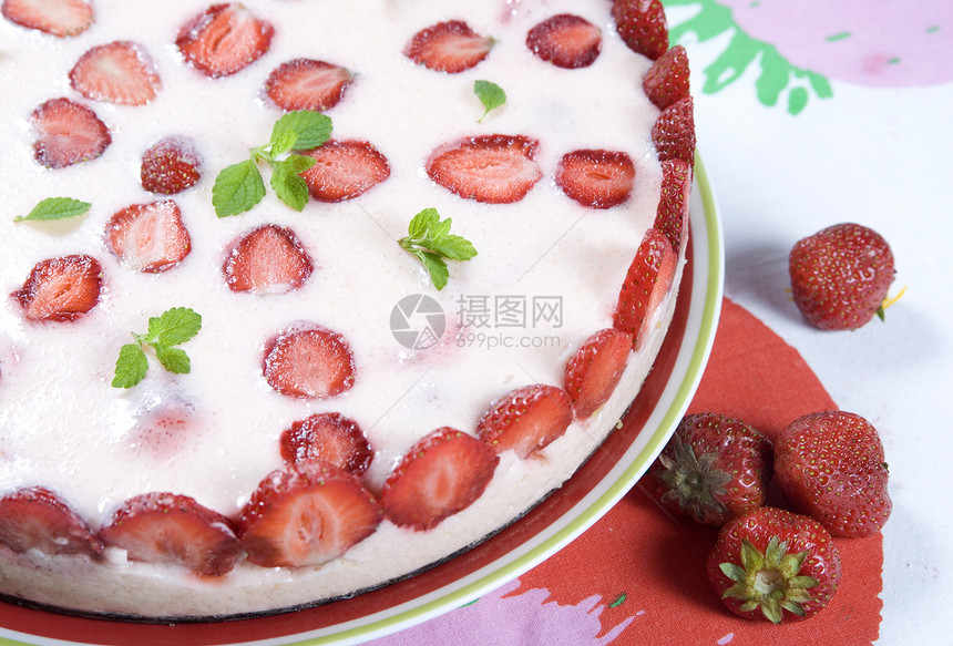 草莓奶油蛋糕甜点白色食物浆果美食红色盘子奶油水果馅饼图片