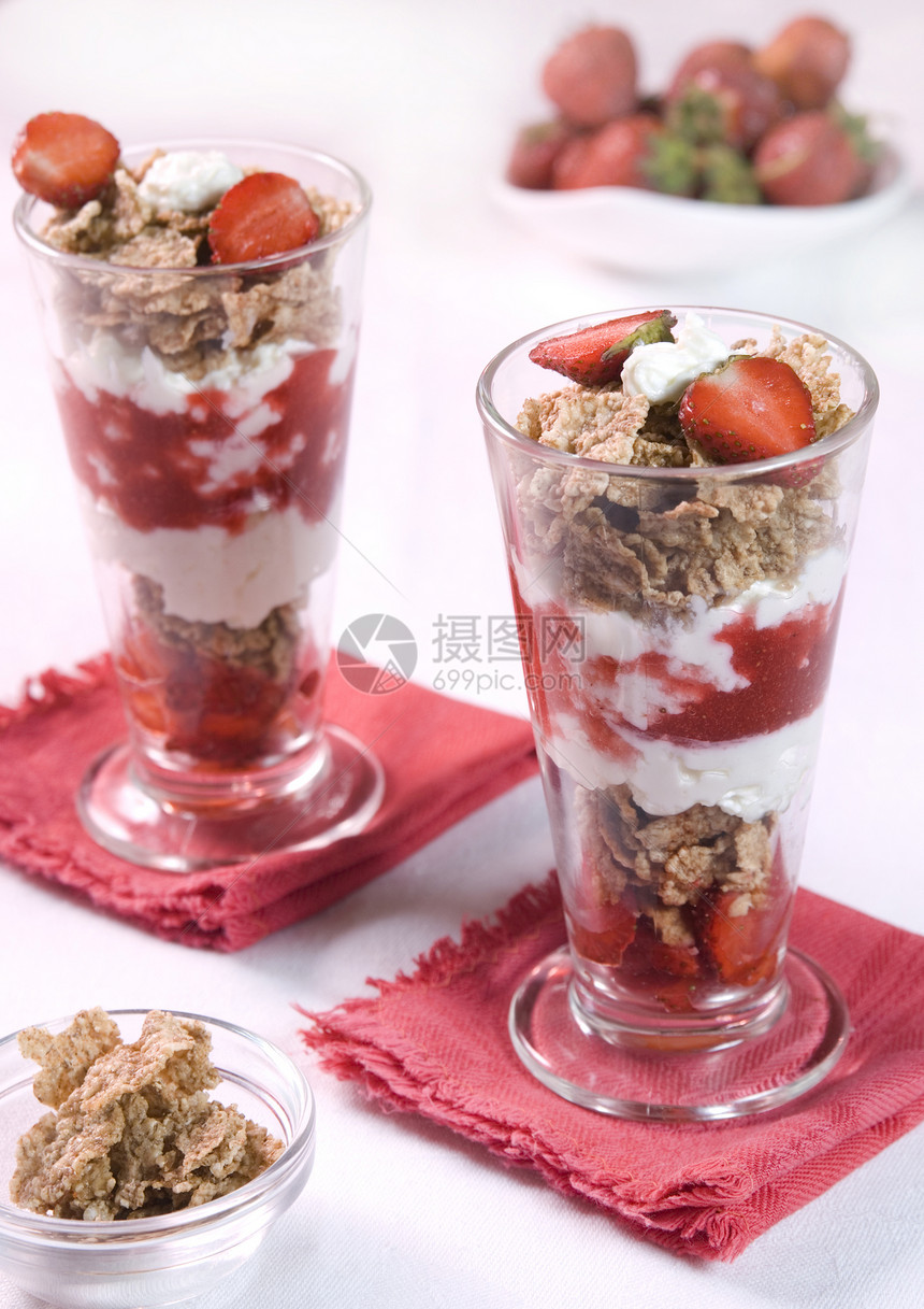 草莓甜点水果宏观酸奶小吃食物奶制品蛋糕奶油薄荷玻璃图片