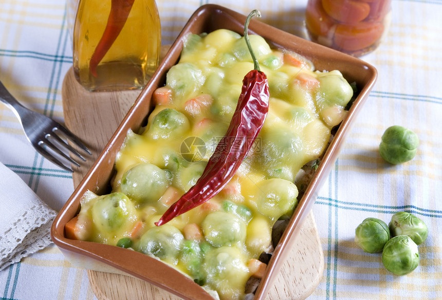 蔬菜和红辣椒quiche美味盘子水果美食食品菠菜饮食豆芽脆皮馅饼图片