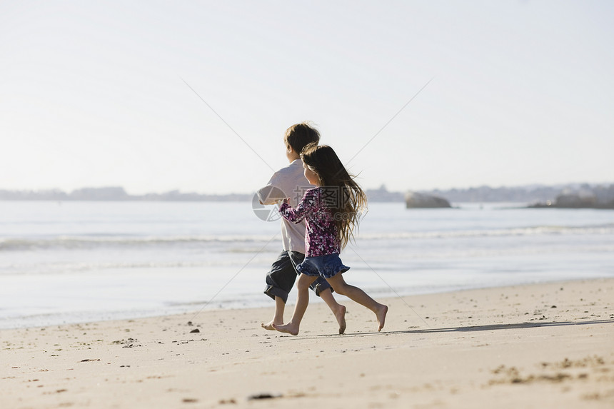 儿童在海滩上奔跑运动少年海洋男生女孩海岸兄弟孩子跑步活力图片