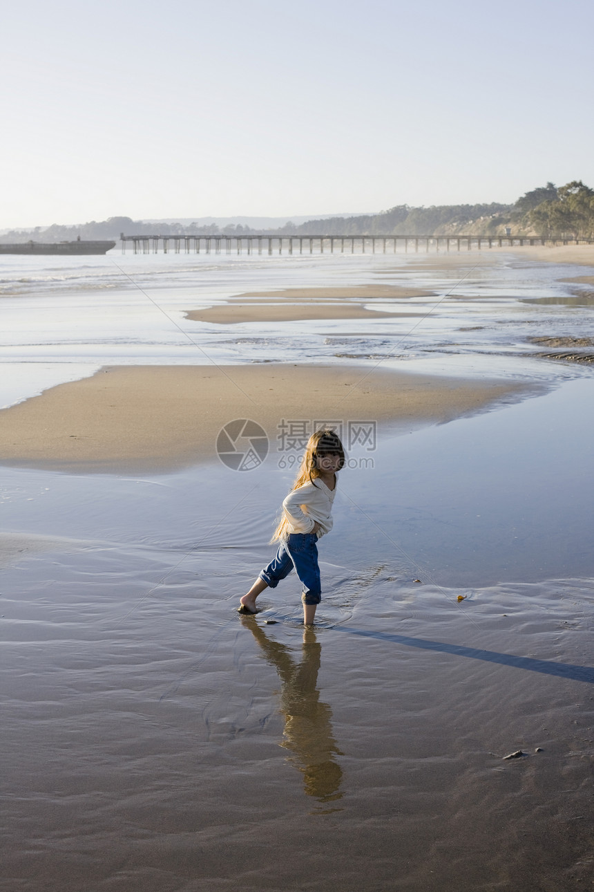 海滩女孩天空青少年混血海岸孩子童年海洋码头享受黑发图片