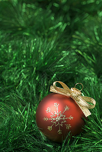 圣诞球红色玩具绿色装饰品金子花环背景图片