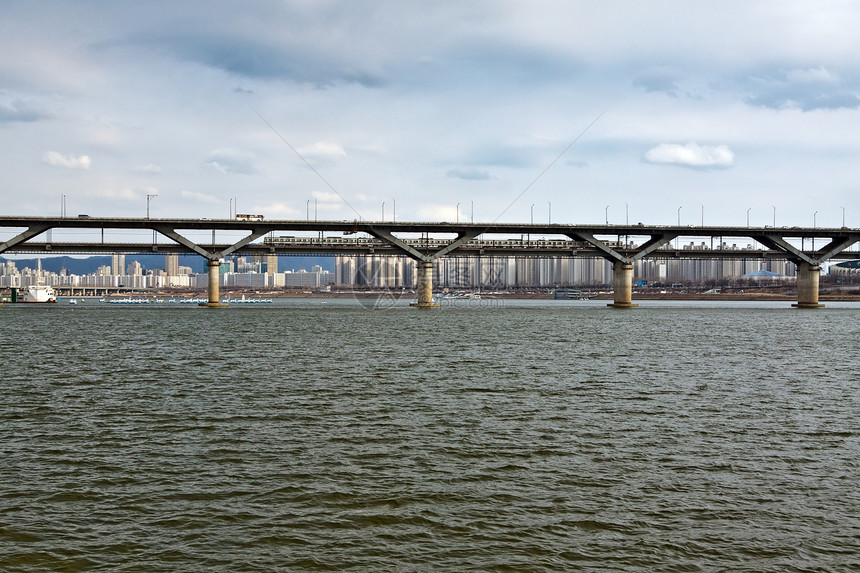 首尔汉河桥首都多云汽车公共汽车旅行火车天空城市建筑物公寓图片