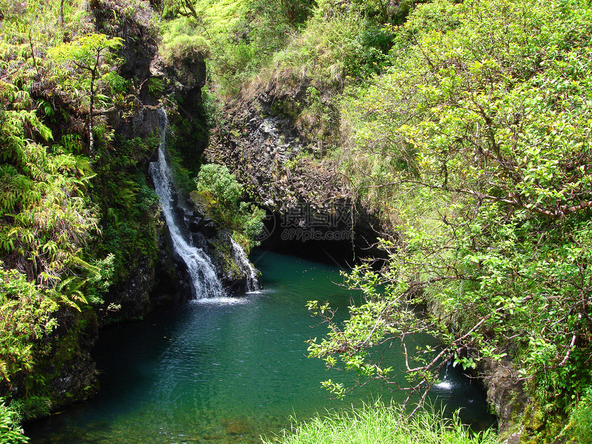 夏威夷毛伊岛Hana公路沿线瀑布岩石风景鹅卵石绿色热带水池蓝色悬崖池塘图片