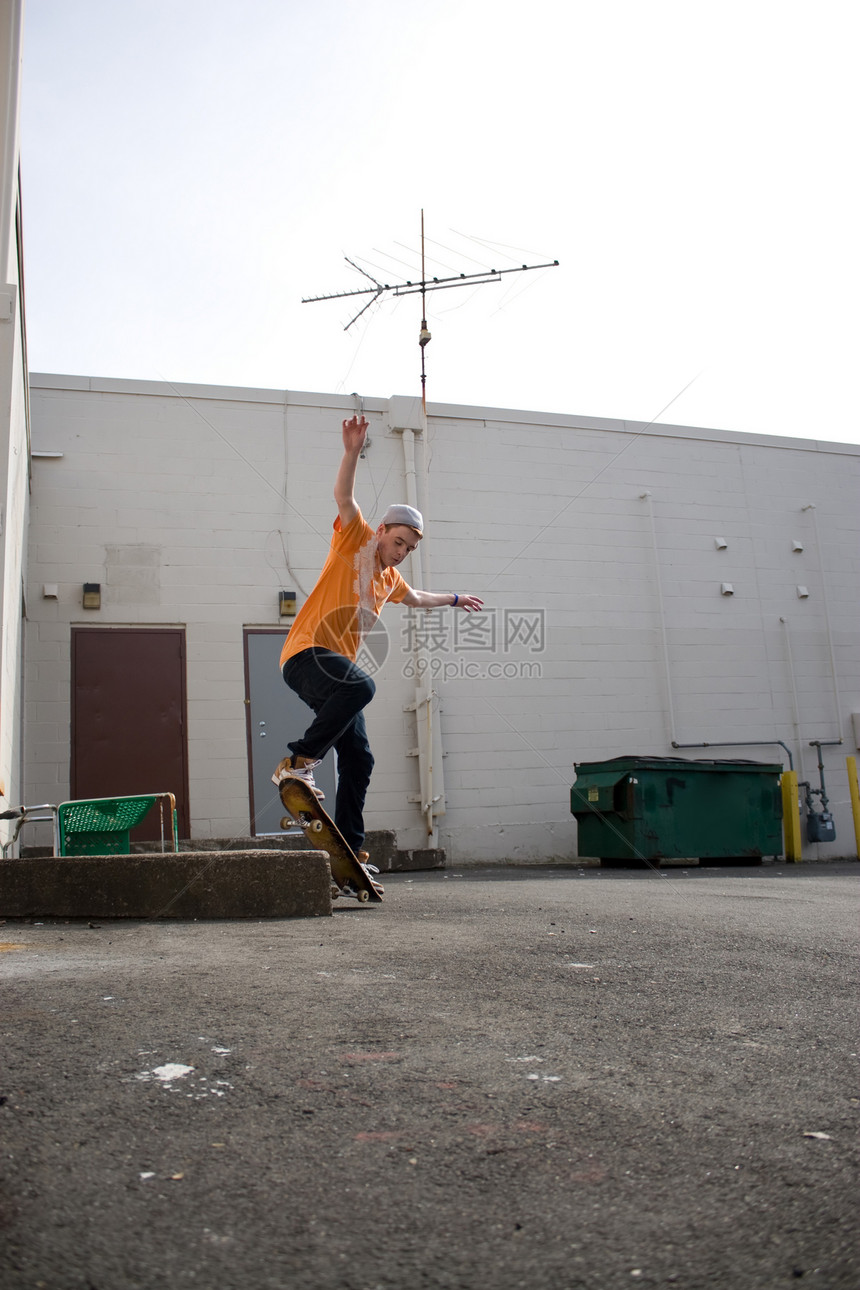 螺旋式滑板机空气溜冰者滑冰男生滑板街道男人男性踢翻孩子图片