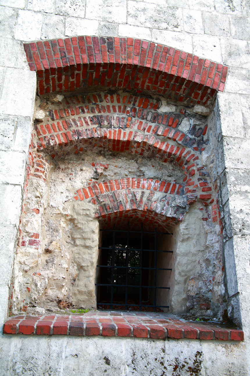 城堡中的旧窗户图片