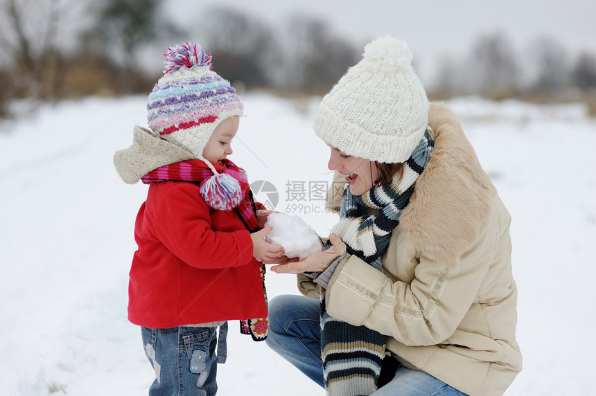 小冬天女婴和年轻母亲的幼冬少女孩子家庭母性妈妈女儿女孩女性父母婴儿女士图片