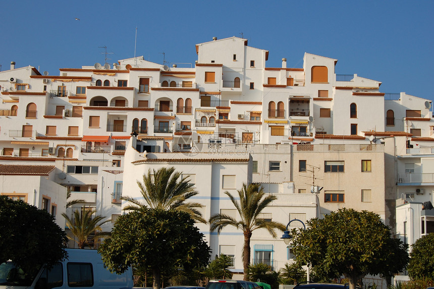 地中海住房白色天空蓝色棕榈图片