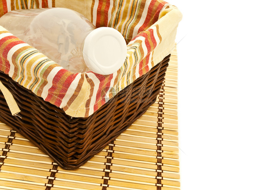 瓶装在篮子中绳索饮料地毯柳条制品瓶子手工奶制品材料图片