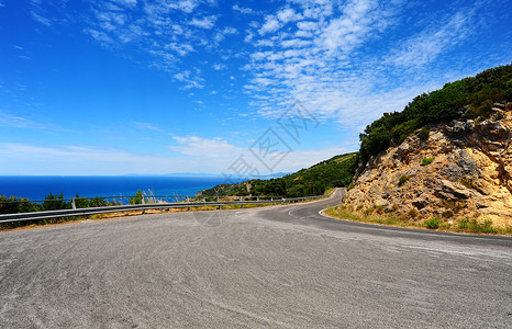 蓝色速度曲线绕风路热带运输蓝色天空曲线高地旅行爬坡森林岩石背景