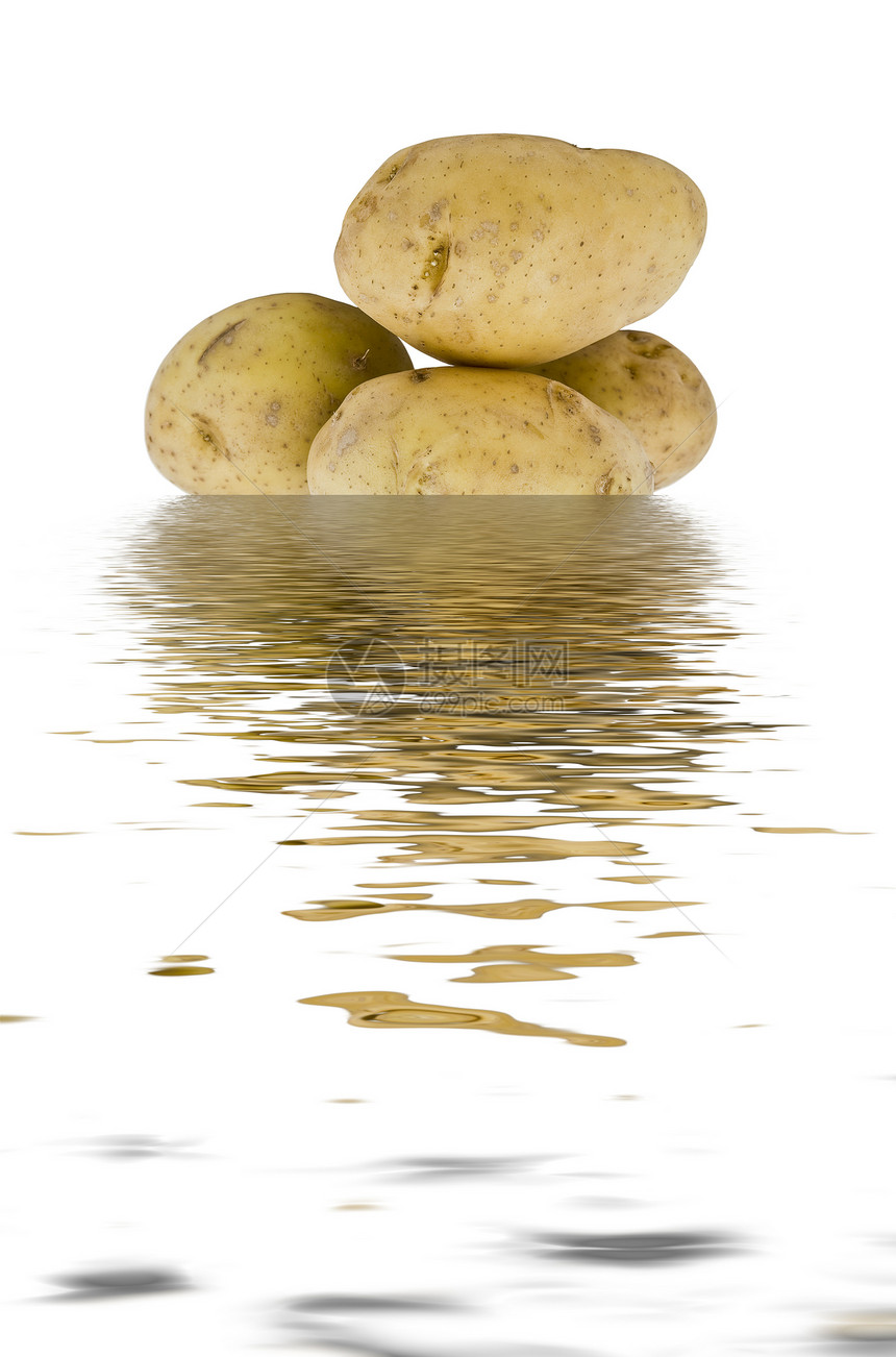 水中年轻的土豆图片