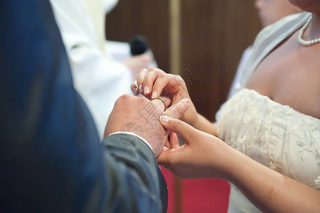结婚仪式金子婚姻裙子妻子夫妻庆典女士婚礼珠宝戒指背景图片