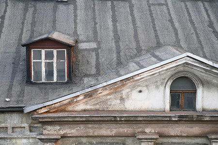 旧屋顶壁架建筑学历史性抛光装修城市维修飞檐卵石窗户背景图片