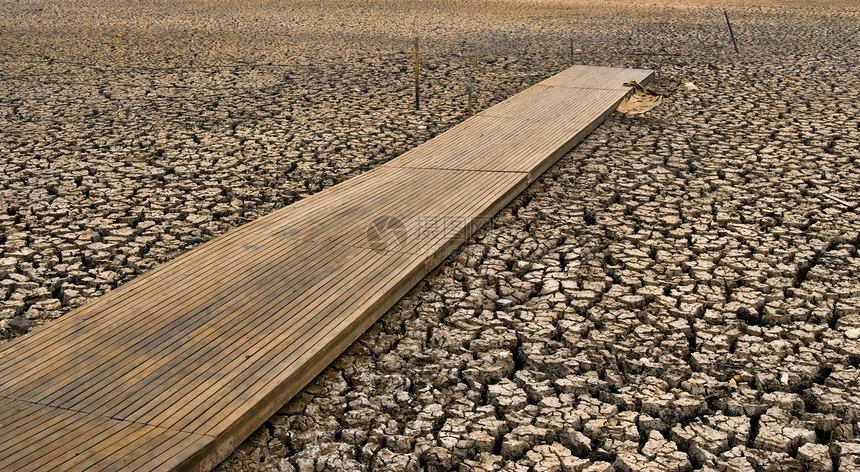 干裂湖床码头地球干旱地形环境浮桥图片