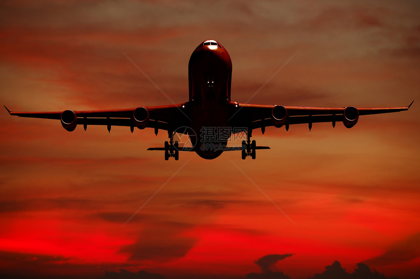 空中旅行-飞机和日落的Silhouett图片