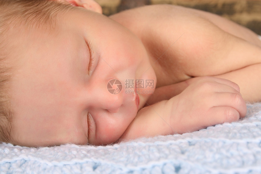 新生儿婴儿儿子男性新生工作室说谎睡眠毯子男生白色保护图片